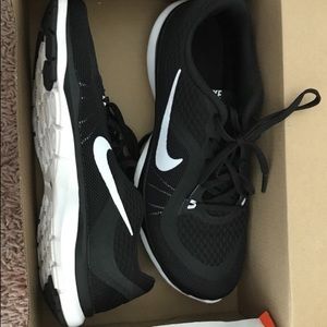 women’s black nike sneakers size 6.5